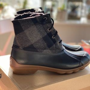 ❄️Sperry NIB Grey/Black Plaid Duck Boots❄️
